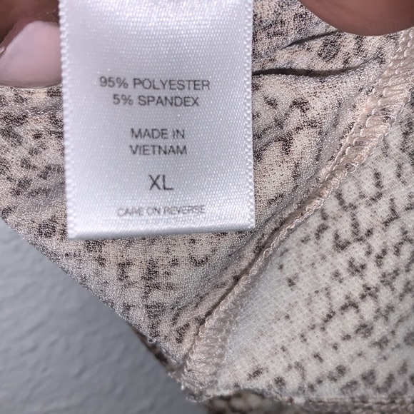 New York and Company Snakeskin print Blouse. Size XL. - Picture 6 of 7